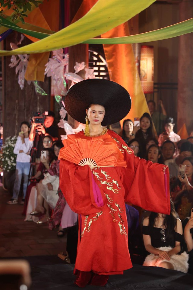 Dấu ấn 30 năm làm nghề của NTK David Minh Đức giữa phố cổ Hà Nội- Ảnh 1. Dấu ấn 30 năm làm nghề của NTK David Minh Đức giữa phố cổ Hà Nội- Ảnh 1.