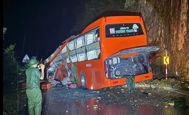 Vụ đá đè xe khách khiến 6 người chết: Cặp đôi đi trăng mật, cứ ngỡ “thế là hết rồi”- Ảnh 3. Vụ đá đè xe khách khiến 6 người chết: Cặp đôi đi trăng mật, cứ ngỡ “thế là hết rồi”- Ảnh 3.