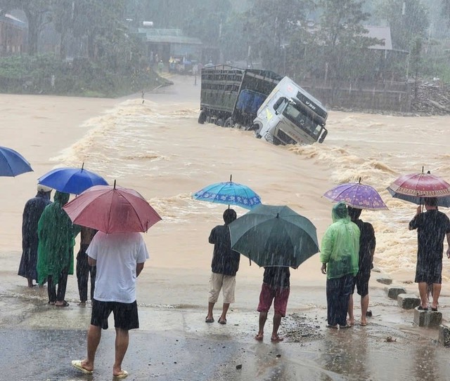 Xe tải bị lũ cuốn trôi, tài xế leo lên cabin đợi ứng cứu nhưng không kịp- Ảnh 2.
