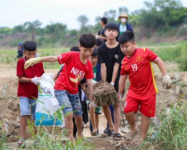 Chuyện chưa kể về những bạn trẻ ng&acirc;m m&igrave;nh trong nước: V&igrave; một "H&agrave; Nội xanh - D&ograve;ng s&ocirc;ng kh&ocirc;ng r&aacute;c"- Ảnh 4.