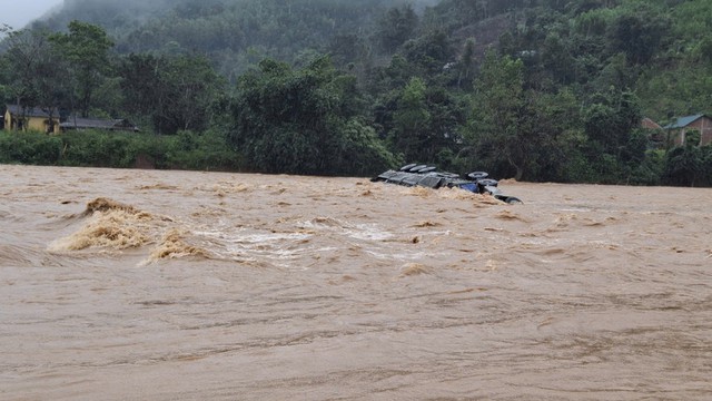 Xe tải bị lũ cuốn trôi, tài xế leo lên cabin đợi ứng cứu nhưng không kịp- Ảnh 3.