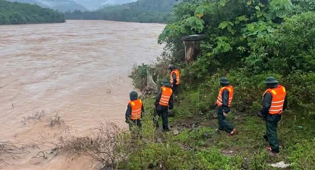 Vụ tài xế cố vượt ngầm tràn bị lũ cuốn mất tích: Người vợ đau xót kể cuộc gọi cuối với chồng- Ảnh 2.
