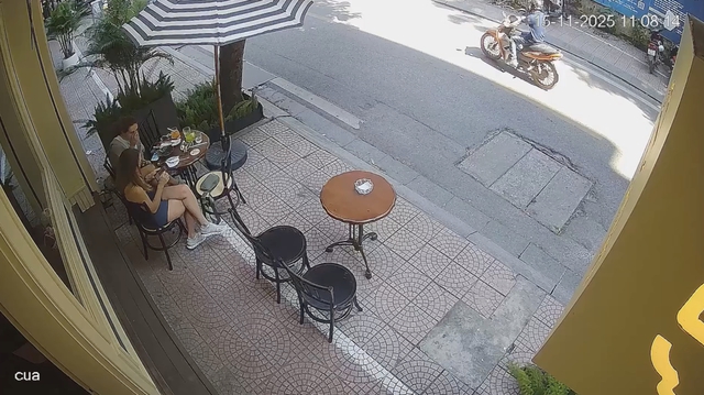 Khách Tây lạy chủ quán ở Hà Nội vì bán đồ ăn quá ngon: Vị khách gọi 12 món- Ảnh 1.