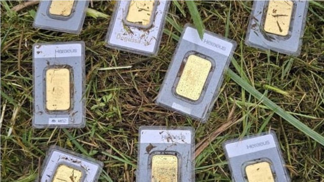 Công nhân phát hiện 8 thỏi vàng khi đang cắt cỏ: Cảnh sát vào cuộc, giá trị ước tính hơn 900 triệu đồng- Ảnh 1.