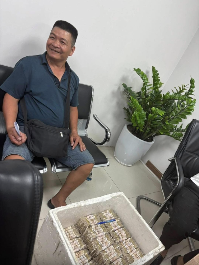 Khách mang đầy một bàn tiền lẻ đi mua ô tô ở Lạng Sơn: Tổng số tiền gây "choáng"- Ảnh 3. Khách mang đầy một bàn tiền lẻ đi mua ô tô ở Lạng Sơn: Tổng số tiền gây "choáng"- Ảnh 3.