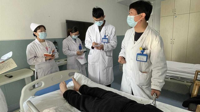 Người đàn ông cấp cứu giữa đêm vì uống thứ này trước khi ngủ: Bác sĩ cảnh báo “chứa chất độc mạnh”- Ảnh 1.