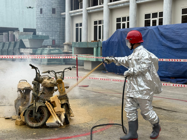 Dập lửa pin xe điện không phải bất khả thi: Đây là cách của người Việt- Ảnh 1. Dập lửa pin xe điện không phải bất khả thi: Đây là cách của người Việt- Ảnh 1.