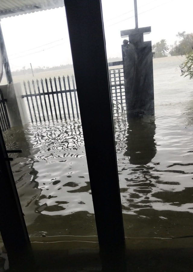 3 mẹ con mắc kẹt trên nóc nhà, cầu cứu xuyên đêm trong lũ dữ ở Đắk Lắk: Tình hình mới nhất- Ảnh 2. 3 mẹ con mắc kẹt trên nóc nhà, cầu cứu xuyên đêm trong lũ dữ ở Đắk Lắk: Tình hình mới nhất- Ảnh 2.