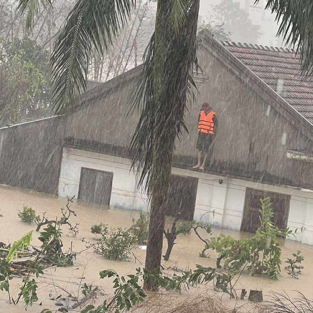Lũ lên cao, người dân khắp nơi kêu cứu trong đêm!- Ảnh 1. Lũ lên cao, người dân khắp nơi kêu cứu trong đêm!- Ảnh 1.