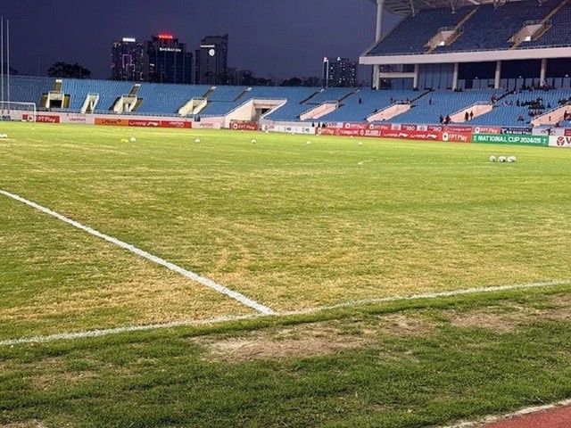 Loại cỏ trên sân Old Trafford sắp được trồng ở Mỹ Đình có phù hợp với khí hậu Việt Nam?- Ảnh 1. Loại cỏ trên sân Old Trafford sắp được trồng ở Mỹ Đình có phù hợp với khí hậu Việt Nam?- Ảnh 1.