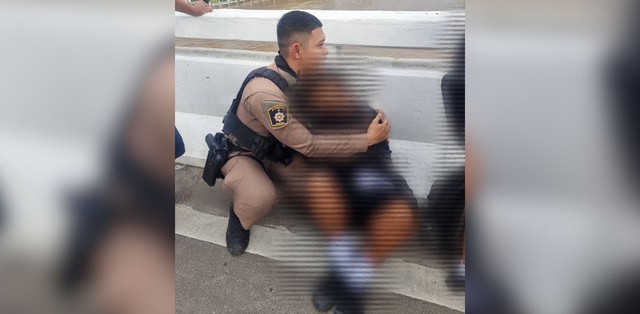 Thiếu ni&ecirc;n 15 tuổi định nhảy cầu rồi được cảnh s&aacute;t cứu, mẹ chia sẻ l&yacute; do đằng sau h&agrave;nh động của con trai- Ảnh 1.