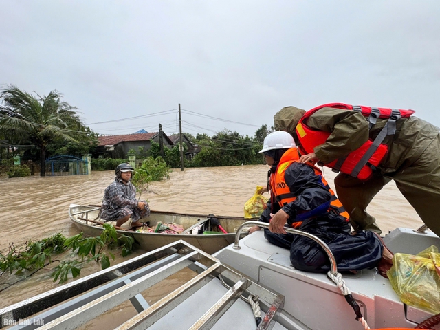 Ch&aacute;u mang cơm cho b&agrave; sau lũ nhưng kh&ocirc;ng thấy, m&ograve; mẫm t&igrave;m th&igrave; ph&aacute;t hiện chuyện đau l&ograve;ng- Ảnh 3.