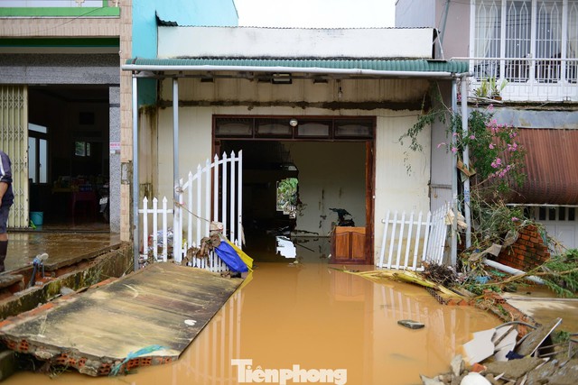 Mưa lũ gây thiệt hại nặng nề; Hơn 112 tỷ đồng ủng hộ đồng bào các tỉnh miền Trung, Tây Nguyên - Ảnh 4.