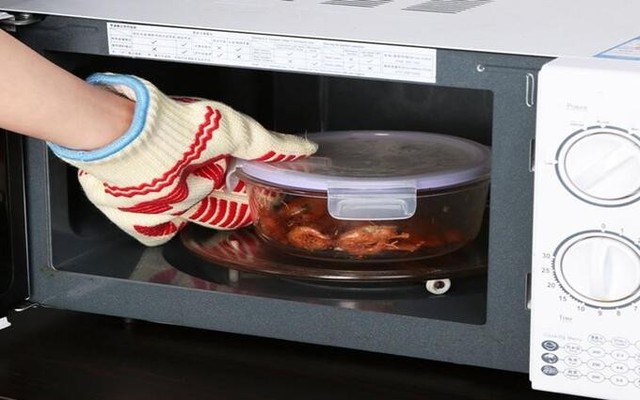 Quay thức ăn trong lò vi sóng nên đóng hay mở nắp hộp? Nhiều người làm sai bấy lâu mà không biết- Ảnh 2. Quay thức ăn trong lò vi sóng nên đóng hay mở nắp hộp? Nhiều người làm sai bấy lâu mà không biết- Ảnh 2.