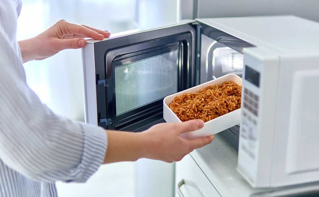 Quay thức ăn trong lò vi sóng nên đóng hay mở nắp hộp? Nhiều người làm sai bấy lâu mà không biết- Ảnh 5. Quay thức ăn trong lò vi sóng nên đóng hay mở nắp hộp? Nhiều người làm sai bấy lâu mà không biết- Ảnh 5.