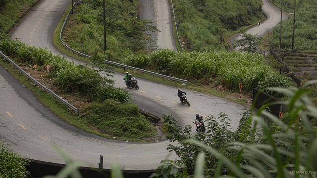 Xe kh&aacute;ch đi l&ugrave;i l&ecirc;n dốc Thẩm M&atilde;, d&acirc;n mạng trầm trồ t&agrave;i nghệ của l&aacute;i xe: Nhưng v&igrave; sao kh&ocirc;ng đi tiến?- Ảnh 1.