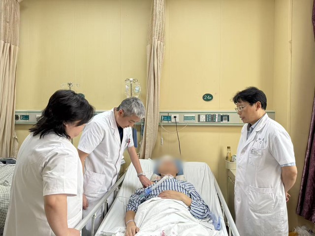 Người đàn ông 42 tuổi bất ngờ bị đột quỵ dù không hút thuốc, uống rượu: Bác sĩ nói "do làm 3 việc này"- Ảnh 1.