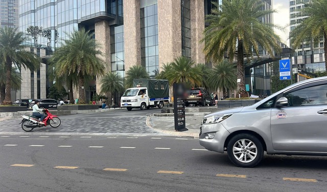 Hiện trường nơi phát hiện thi thể nam giới trong túi ở sảnh chung cư TP.HCM: 2 người đàn ông mang xuống- Ảnh 2. Hiện trường nơi phát hiện thi thể nam giới trong túi ở sảnh chung cư TP.HCM: 2 người đàn ông mang xuống- Ảnh 2.