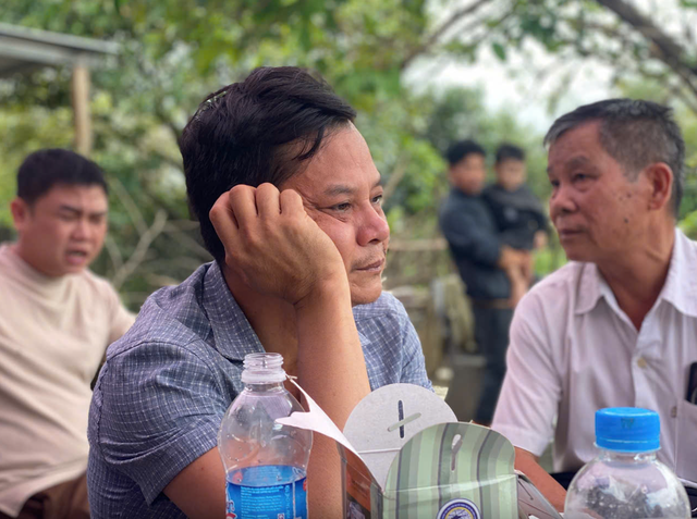 Gửi con cho ông bà để vào TP.HCM mưu sinh, đôi vợ chồng trở về nhận tin đau lòng sau lũ 