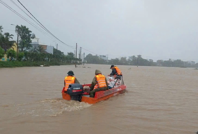 Gửi con cho ông bà để vào TP.HCM mưu sinh, đôi vợ chồng trở về nhận tin đau lòng sau lũ- Ảnh 2.