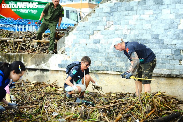 Những lần khách Tây "đi tour" dọn dẹp đặc biệt khi du lịch Việt Nam: Đều có 1 đặc điểm chung- Ảnh 2.