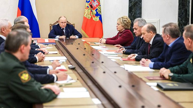 Cờ Nga được kéo lên, 15 tiểu đoàn Ukraine bị bao vây – Ông Putin triệu tập họp khẩn, tuyên bố nóng- Ảnh 3. Cờ Nga được kéo lên, 15 tiểu đoàn Ukraine bị bao vây – Ông Putin triệu tập họp khẩn, tuyên bố nóng- Ảnh 3.