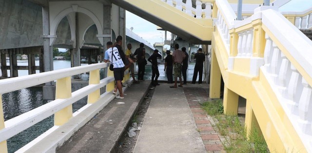 Người đàn ông cố tình lao ô tô xuống sông, nhân viên cứu hộ sửng sốt khi nhìn vào bên trong xe- Ảnh 1. Người đàn ông cố tình lao ô tô xuống sông, nhân viên cứu hộ sửng sốt khi nhìn vào bên trong xe- Ảnh 1.