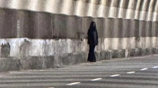 "Bóng đen" đứng giữa đường hầm khiến người đi đường hoảng loạn: Cảnh sát vào cuộc hé lộ sự thật- Ảnh 2. "Bóng đen" đứng giữa đường hầm khiến người đi đường hoảng loạn: Cảnh sát vào cuộc hé lộ sự thật- Ảnh 2.