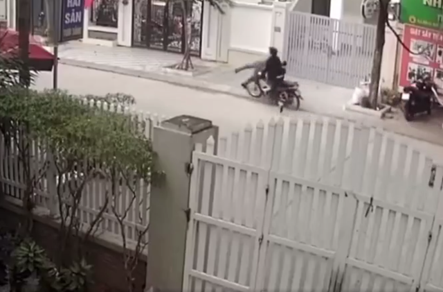 Vụ người đàn ông bị xe máy đâm ngã, đánh gục trên phố Hà Nội: Diễn biến mới quan trọng- Ảnh 1. Vụ người đàn ông bị xe máy đâm ngã, đánh gục trên phố Hà Nội: Diễn biến mới quan trọng- Ảnh 1.