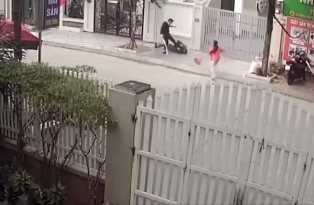 Vụ người đàn ông bị xe máy đâm ngã, đánh gục trên phố Hà Nội: Diễn biến mới quan trọng- Ảnh 2. Vụ người đàn ông bị xe máy đâm ngã, đánh gục trên phố Hà Nội: Diễn biến mới quan trọng- Ảnh 2.