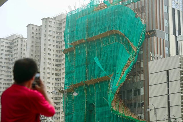 Cận cảnh giàn giáo làm bằng tre bên ngoài tòa chung cư hàng chục tầng: Vì sao đến giờ vẫn được sử dụng?- Ảnh 8.