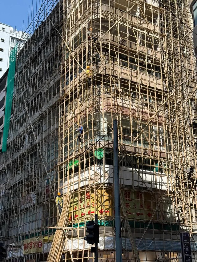 Cận cảnh giàn giáo làm bằng tre bên ngoài tòa chung cư hàng chục tầng: Vì sao đến giờ vẫn được sử dụng?- Ảnh 1.