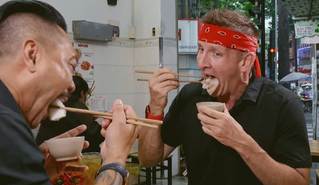 Kh&aacute;ch T&acirc;y thử loại gia vị nặng m&ugrave;i, ch&iacute;nh nhiều người Việt cũng kh&ocirc;ng th&iacute;ch, thốt l&ecirc;n: "N&oacute; ngon l&agrave;m sao!"- Ảnh 5.