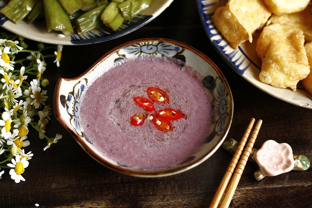 Kh&aacute;ch T&acirc;y thử loại gia vị nặng m&ugrave;i, ch&iacute;nh nhiều người Việt cũng kh&ocirc;ng th&iacute;ch, thốt l&ecirc;n: "N&oacute; ngon l&agrave;m sao!"- Ảnh 4.