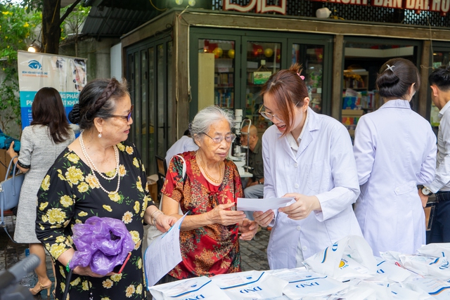 “Mắt Sáng Cộng Đồng”: Hơn 1 thập kỷ chữa lành đôi mắt cho hàng triệu người Việt bằng 3 sáng kiến đột phá- Ảnh 2. “Mắt Sáng Cộng Đồng”: Hơn 1 thập kỷ chữa lành đôi mắt cho hàng triệu người Việt bằng 3 sáng kiến đột phá- Ảnh 2.