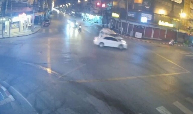 Chiếc ô tô lao vào nhà hàng, làm bị thương 14 người, tài xế xuống xe khiến ai cũng sững sờ - Ảnh 1.