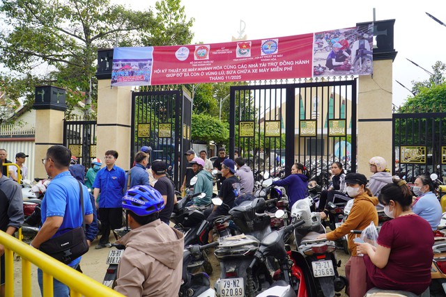 Ghế ô tô trẻ em cháy hàng; Mercedes CLK GTR Roadster 342 tỷ đồng bị tịch thu - Ảnh 5.