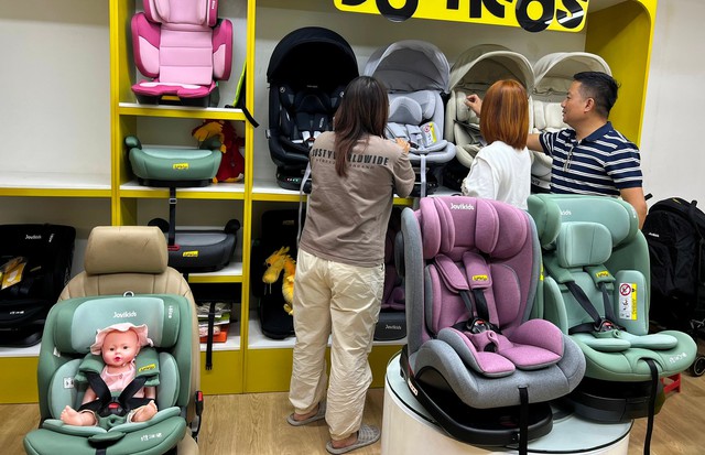 Ghế ô tô trẻ em cháy hàng; Mercedes CLK GTR Roadster 342 tỷ đồng bị tịch thu - Ảnh 1.