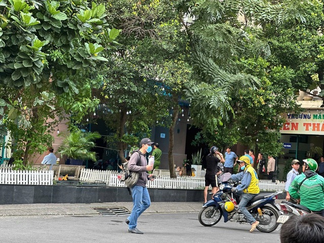 Người phụ nữ tử vong nghi rơi từ sân thượng chung cư ở TP.HCM: Camera ghi lại gì? - Ảnh 2.