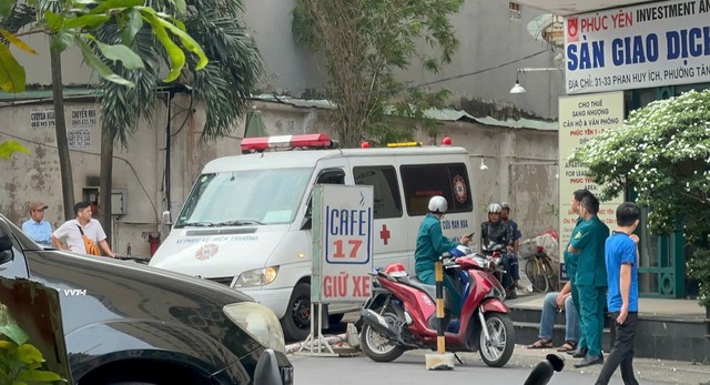 Người phụ nữ tử vong nghi rơi từ sân thượng chung cư ở TP.HCM: Camera ghi lại gì? - Ảnh 1.