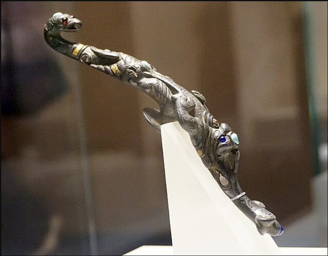 Người n&ocirc;ng d&acirc;n bất ngờ đ&agrave;o được con rắn đen mắt đỏ, chuy&ecirc;n gia một mực khẳng định l&agrave; rồng: Sự thực l&agrave; g&igrave;? - Ảnh 1.