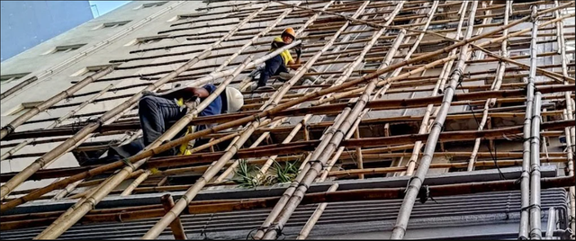 Sử dụng gi&agrave;n gi&aacute;o bằng tre dễ g&acirc;y ch&aacute;y nhưng v&igrave; sao Hong Kong vẫn d&ugrave;ng vật liệu n&agrave;y suốt nhiều thế kỷ? - Ảnh 1.