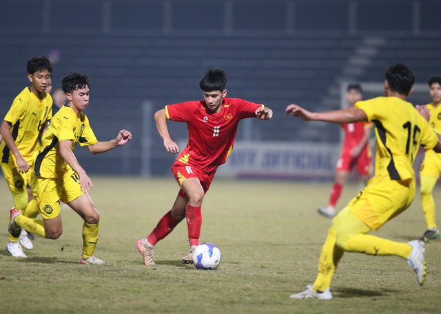 Diễn biến Việt Nam 3-0 Malaysia: Tuyển Việt Nam tấn c&ocirc;ng dồn dập, tạo "mưa b&agrave;n thắng" - Ảnh 1.