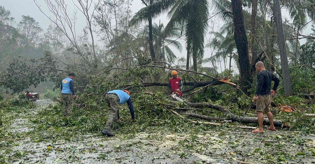 Đã có trường hợp tử vong đầu tiên do bão Kalmaegi: Hàng trăm nghìn người ảnh hưởng, phải sơ tán khẩn cấp- Ảnh 1.