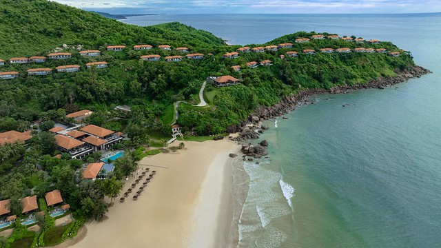 Khu nghỉ vừa được Michelin vinh danh, nằm bên rìa “vịnh biển đẹp nhất Việt Nam”, giá phòng gây bất ngờ- Ảnh 2.