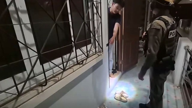 Cô gái mất hết tiền tiết kiệm, khi về nhà nhìn vào đôi giày để trước cửa thì hiểu ra tất cả - Ảnh 1.