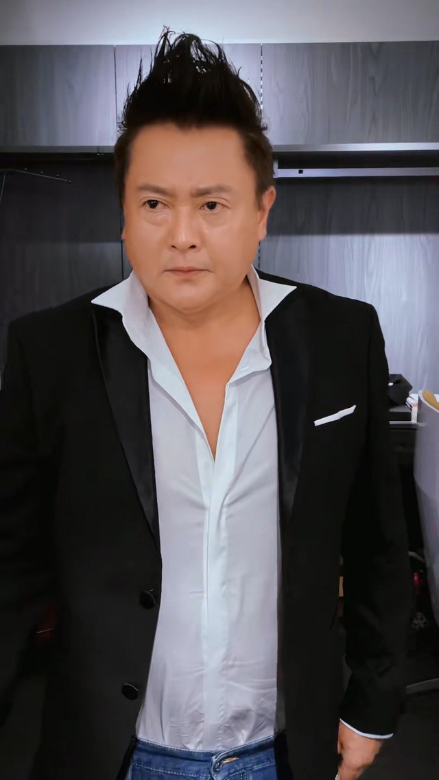 "Trai tồi showbiz" sốc nặng vì vợ trẻ kém 20 tuổi bị phát tán ảnh ngoại tình, phải bán nhà đưa con bỏ xứ ra đi- Ảnh 7. "Trai tồi showbiz" sốc nặng vì vợ trẻ kém 20 tuổi bị phát tán ảnh ngoại tình, phải bán nhà đưa con bỏ xứ ra đi- Ảnh 7.