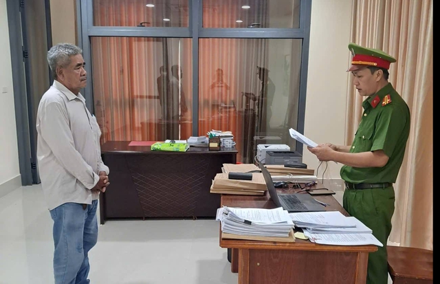 Thi hành lệnh cấm đi khỏi nơi cư trú đối với Giám đốc Trần Văn Ba- Ảnh 1. Thi hành lệnh cấm đi khỏi nơi cư trú đối với Giám đốc Trần Văn Ba- Ảnh 1.