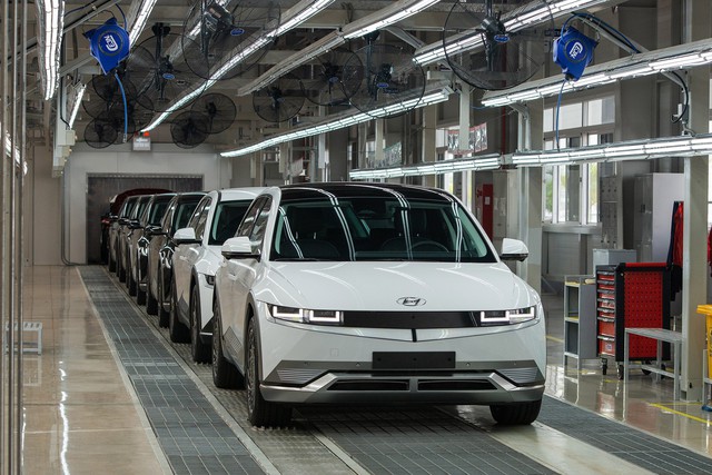 Tỉnh nổi tiếng với "tung lò mò" quyết liệt chuyển đổi xanh, sắm cả trăm ô tô điện làm xe công vụ- Ảnh 2. Tỉnh nổi tiếng với "tung lò mò" quyết liệt chuyển đổi xanh, sắm cả trăm ô tô điện làm xe công vụ- Ảnh 2.