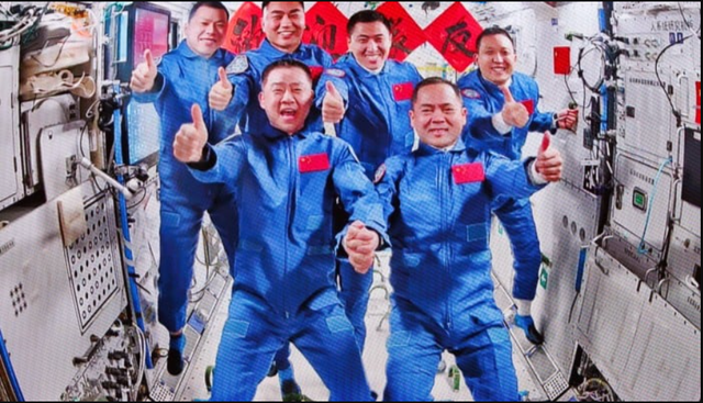T&agrave;u vũ trụ Trung Quốc bất ngờ gặp sự cố, 3 phi h&agrave;nh gia buộc phải tạm ho&atilde;n kế hoạch trở về Tr&aacute;i đất- Ảnh 4.